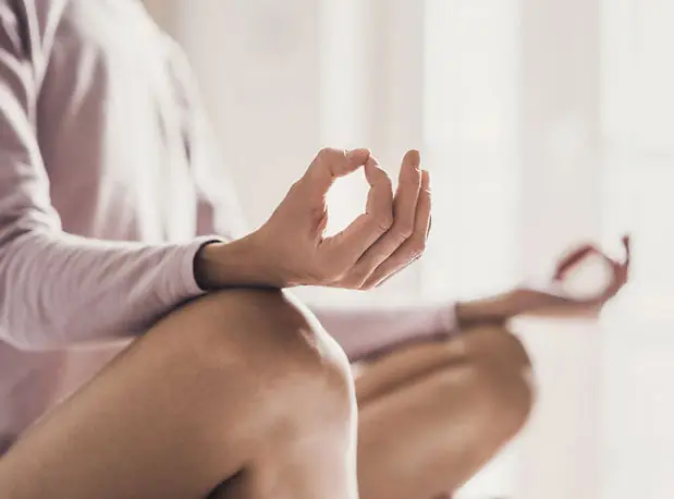 Personne détendue en position zen, sereine pendant son déménagement
